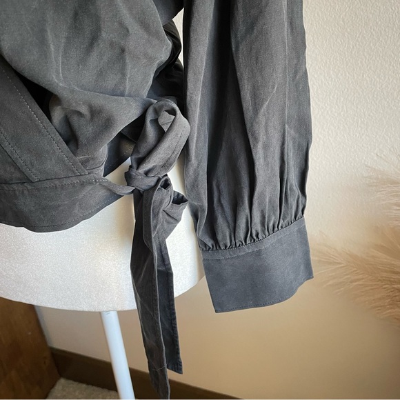 Everlane The Washable Silk Wrap Top in Black Size 8 - Picture 7 of 10